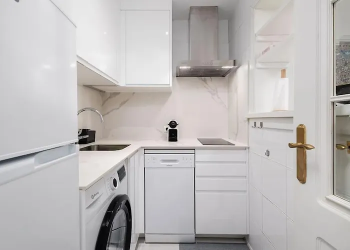 Apartament With Private Parking & Walk To Rdr404 *